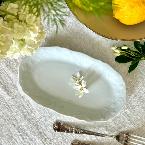 Ravier vintage en porcelaine blanche à guirlande florale en relief en pourtour, Limoges