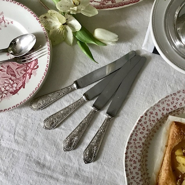 Argenterie, 4 Couteaux en Métal Argenté à Manche Fleuri et Médaillon