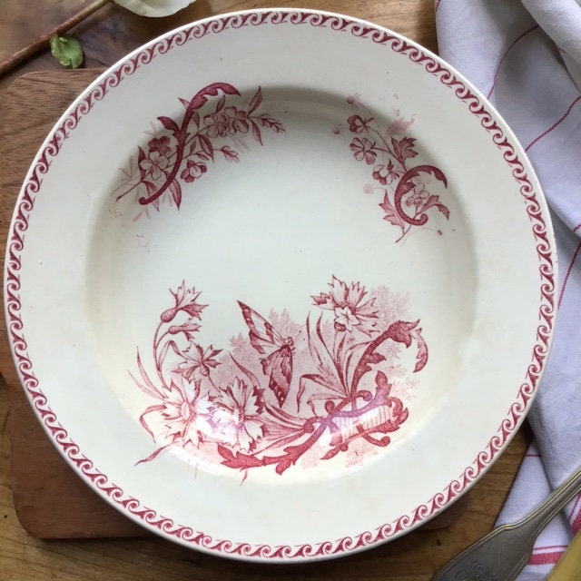 Assiette Creuse X1 Ancienne en Terre de Fer à Magnifique Décor Fleurs et Papillons Coloris Rose sur 