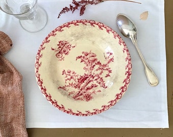 Assiette creuse ancienne en terre de fer à frise et motifs floraux, coloris rouge foncé sur fond ivoire patiné, Gien