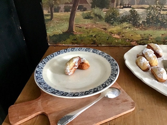 Présentoir à Gâteaux Ancien en Terre de Fer Guirlande Fleurs et Grappes Raisins Coloris Bleu sur Fon