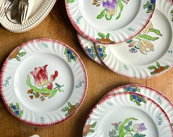6 assiettes plates anciennes en faïence, à bord ondulé et motifs floraux en polychrome, Longwy