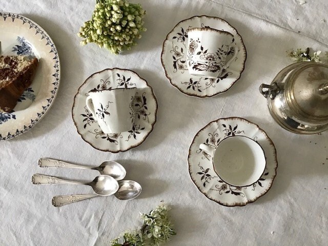 Tasses à Café X3 Anciennes en Faïence Bord Festonné et Décor Floral Brun Sépia sur Fond Blanc, Sarre