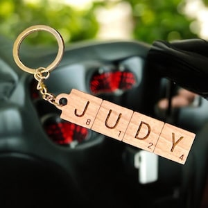 Llavero de madera con letras personalizable, llavero de azulejo personalizado, recuerdo de boda, regalo de cumpleaños, para amigos y familiares.