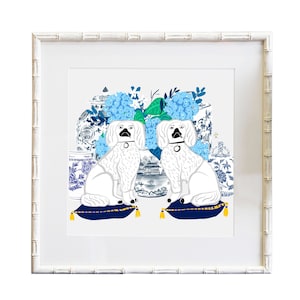Ein Paar Staffordshire Hunde mit blauen und weißen chinesischen Ingwer Glas Sammlung Premium Matte horizontale Poster