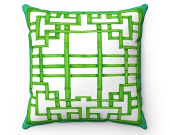 Può includere: Cuscino quadrato con sfondo bianco e un design a traliccio di bambù verde brillante. Il cuscino ha un bordo verde acqua. Il design è un motivo geometrico di steli di bambù.
