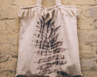Bolsa de algodón con estampado ecológico y flecos, estilo bohemio, con diseño de hojas botánicas, ideal como regalo artesanal y sostenible para ella, con tinte natural, única en su tipo.
