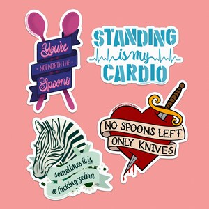 Może przedstawiać: Zestaw czterech naklejek z humorystycznymi hasłami. Jedna naklejka mówi "You're not worth the spoons" z grafiką łyżek. Inna mówi "Standing is my cardio". Naklejka z zebrą mówi "sometimes it is a fucking zebra". Ostatnia naklejka mówi "No spoons left only knives".