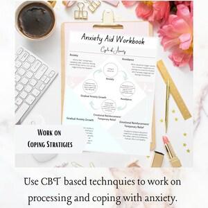 Puede incluir: Un libro de trabajo de ayuda para la ansiedad de color rosa y blanco con un diagrama del ciclo de la ansiedad. El libro de trabajo incluye consejos sobre estrategias de afrontamiento y el uso de t&eacute;cnicas de TCC para procesar y afrontar la ansiedad.