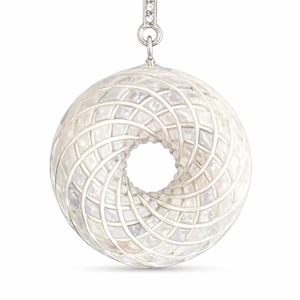 Può includere: Una collana con pendente con un design sferico a centro aperto. Il pendente è bianco con un motivo a spirale a griglia, sospeso da una catena d'argento. Il design è elegante e moderno, adatto per l'uso quotidiano o per occasioni speciali.