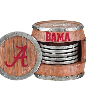 Könnte beinhalten: Ein hölzerner, fassförmiger Untersetzerhalter mit dem Wort "BAMA" in Rot. Der Halter enthält mehrere runde Untersetzer. Ein separater Untersetzer mit einem roten "A" ist ebenfalls sichtbar.