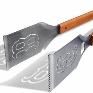 Könnte beinhalten: Grillzange aus Edelstahl mit Holzgriffen. Die Zange hat das Logo der Boston Red Sox aus Metall ausgeschnitten. Der Text "BOSTON RED SOX" ist auf dem Holzgriff aufgedruckt. Die Zange ist zum Grillen konzipiert.