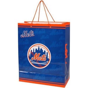 Può includere: Una borsa regalo blu con il logo e il nome della squadra dei New York Mets in bianco e arancione. La borsa ha dettagli e manici arancioni. Il logo dei Mets include un paesaggio urbano e una palla da baseball.
