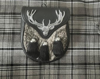 Półwykończeniowy szkocki kilt Sporran z motywem głowy jelenia z szarym futrem i skórą