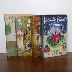 Set van 5 vintage boeken met harde kaft uit het midden van de eeuw met kleurrijke decoratieve stofomslagen - retroromans - antiquarisch, decor, jaren 1950, 1960