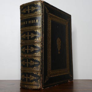 Antik viktoriansk familjebibel – Illustrerad med gravyrer efter Raphael, West och Copley | Folio, heltäckande läder, förgylld