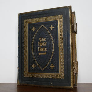 Victoriaanse familiebijbel 1877 Scott & Henry-commentaar | Geïllustreerde Bijbel met kaarten, gekleurde platen, messing sluitingen, vergulde randen