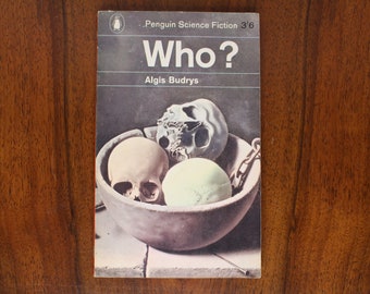 Qui ? par Algis Budrys - Penguin Science Fiction First Edition, 1964 - livre de science-fiction broché vintage des années 60