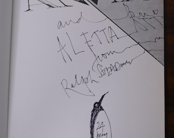 Puede incluir: Página de libro abierta con texto manuscrito e ilustración de pingüino a pluma. El texto incluye nombres y una fecha, con el pingüino con la fecha '24 de mayo del 79'. El estilo sugiere una obra de arte personalizada.