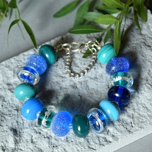 Türkisfarbenes Perlenarmband, volles gestapeltes Armband, blaues Lampwork Armband