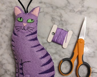 Hand genähte Filz Tabby Katze Kunst Puppe - Lila gestreifte Verzierung