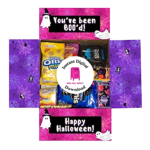 Könnte beinhalten: Eine Halloween-Geschenkbox mit einem lila Spinnennetz-Design. Die Box enthält Snacks und Süßigkeiten mit dem Text "You've been BOO'd!" und "Happy Halloween!". Ein digitales Download-Etikett ist ebenfalls sichtbar.