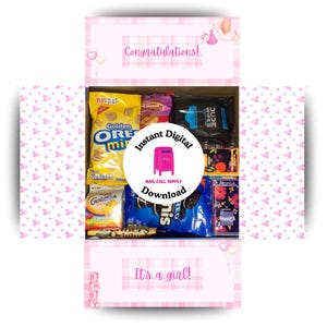 Può includere: Una confezione regalo con un motivo a quadretti rosa e bianco, piena di snack e dolcetti. La scatola è decorata con le scritte "Congratulazioni!" e "È una bambina!" Un adesivo rotondo recita "Download digitale istantaneo."