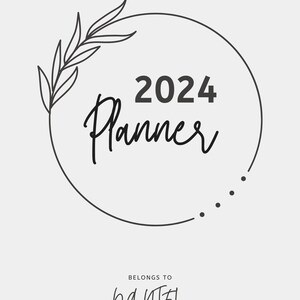 Könnte beinhalten: Minimalistisches 2024-Planer-Design auf hellgrauem Hintergrund. Das Wort "Planner" ist in Schreibschrift, mit dem Jahr "2024" darüber. Ein kreisförmiges Design mit einem Blatt und dem Text "Belongs to Daniel" befindet sich unten.