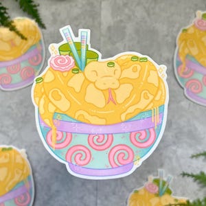 Sticker bol ramen kawaii, sticker serpent mignon nouilles de cuisine japonaise, bouteille d'eau résistante aux intempéries, sticker pour ordinateur portable, sticker Kindle, python boule banane