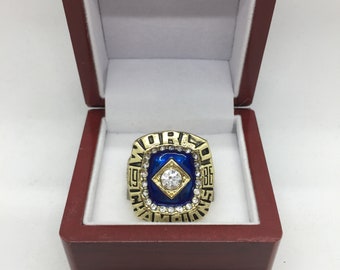 1986 NEW YORK METS WORLD CHAMPIONS PIN WITH BAT ALL AND RIBBON MINT 