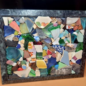 Handgjort, Vintage/Antikt W.V. OHIO River Glas, Keramik & Porslin 8" x 10" Inramat Collage, Återvunnen Konst, Heminredning, Gåva
