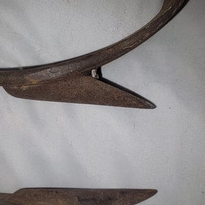 Vintage, stål, av Y.H. Buckingham Mfg. Co./Binghamton, NY. Set om 2, linjemän/trädmäns professionella spikar/sporrar/krokar/gafflar