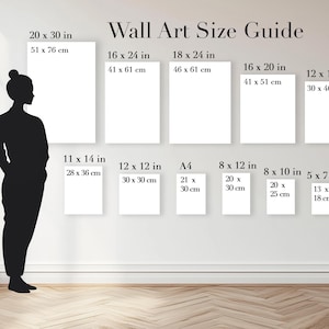 Puede incluir: Una gu&iacute;a de tama&ntilde;os para arte de pared que muestra varias dimensiones de marcos rectangulares en pulgadas y cent&iacute;metros. Una silueta negra de una persona de 167 cm de altura se encuentra junto a once rect&aacute;ngulos blancos de impresi&oacute;n.