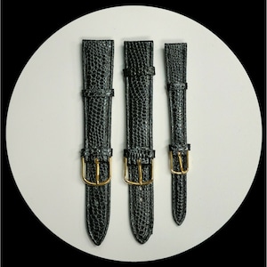Peut inclure: Trois bracelets de montre en cuir noir avec des boucles dorées. Les bracelets sont de différentes longueurs.