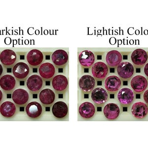 Op de afbeelding: Twee rijen ronde, gefacetteerde edelstenen in een witte schaal. De bovenste rij is gelabeld "Donkere kleur optie" en de onderste rij is gelabeld "Lichte kleur optie".