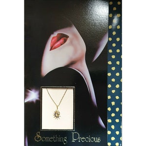 53437.0 Sterlingzilveren vergulde hanger en sterlingzilveren ketting in cadeaubon met 9 witte zirkonia's en 5 Australische blauwe saffieren