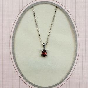 53609.0 - Corrente de prata esterlina e pingente de prata esterlina com uma granada de aproximadamente 0,70 cts embalados para presente oxidados e não oxidados