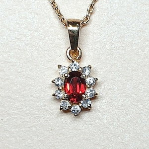 53440.0 - Pingente banhado a ouro em prata esterlina com 1 granada e 10 zircônias cúbicas em corrente de prata esterlina G/P de 45 cm embalado em um cartão-presente
