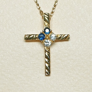 53438.0 - Ciondolo a croce in argento sterling placcato oro e catena in argento sterling in carta regalo con 2 zirconi bianchi e 2 zaffiri blu australiani