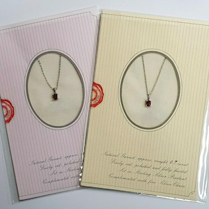 53609.0 - Sterling Silber Granat Anhänger und Kette in "something special for you" Karte