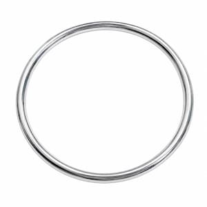 Puede incluir: Un brazalete pulido de color plateado. El brazalete circular está hecho de un metal liso y brillante y está sobre un fondo blanco. El brazalete es una pieza de joyería simple y elegante.