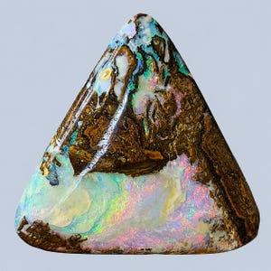 54469. Opal trójkątny Boulder: szlif kaboszonowy, 48,18 karatów