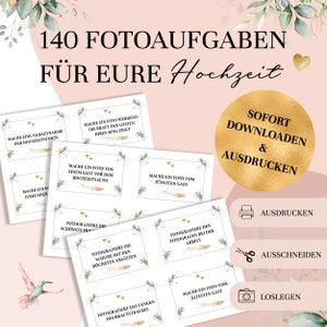 Könnte beinhalten: Ein Set mit 140 druckbaren Foto-Challenge-Karten für eine Hochzeit. Die Karten sind weiß mit grünen und goldenen floralen Akzenten. Der Text auf den Karten ist in deutscher Sprache und enthält Sätze wie "Mache eine Nahaufnahme vom Hochzeitstorte" und "Mache ein Foto vom jüngsten Gast".