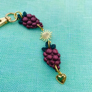 Grapes scissor fob / scissor fobs / scissor charm / scissor minder / scissor fob / stitching accessories / cross stitch
