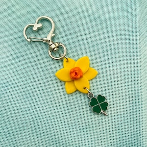 Daffodil scissor fob / scissor fobs / scissor charm / scissor minder / scissor fob / stitching accessories / cross stitch