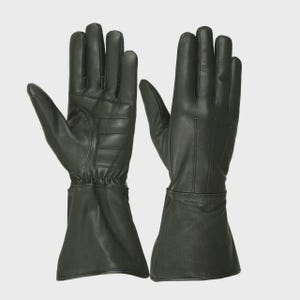 Può includere: Un paio di guanti in pelle verde scuro. I guanti hanno un polsino lungo e sono realizzati in pelle liscia e morbida. I guanti sono progettati con cuciture rinforzate sul palmo e sulle dita.