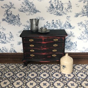 Commode miniature à l&#39;échelle 1:12 de la maison de poupée