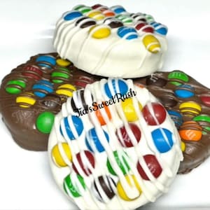 Met chocolade bedekte Oreo&#39;s. 6 gedipt oreo&#39;s | Overdekte koekjes. M&M Oreo&#39;s. Chocolade lekkernijen. Koekjes wit. Melkchocolade. Feesttraktatietafel