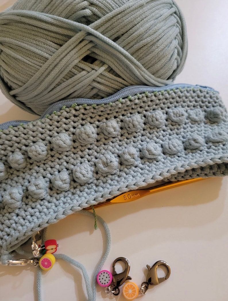 No Sew Crochet Zipper Pouch Pattern // Easy Crochet Travel Bag Pattern // Crochet Zipper Bag Pattern with Video Tutorial // Crochet Hook Bag image 9