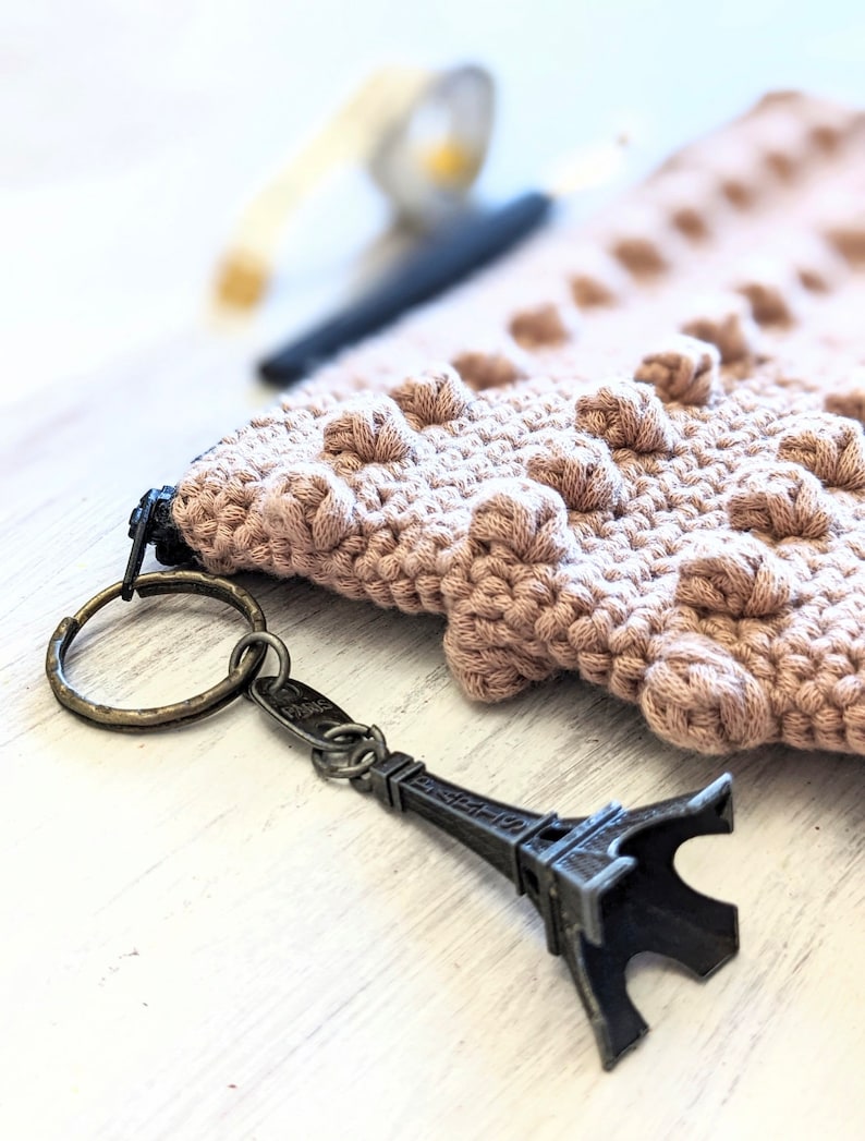 No Sew Crochet Zipper Pouch Pattern // Easy Crochet Travel Bag Pattern // Crochet Zipper Bag Pattern with Video Tutorial // Crochet Hook Bag image 6